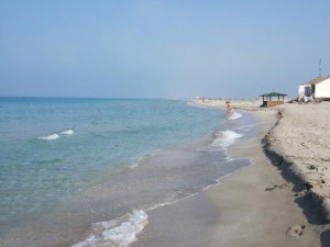 Песчаный пляж в Мирном. Чистое море.