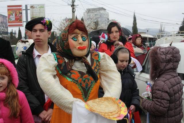 В Судаке на Масленицу испекли 3 тыс. блинов (фото)