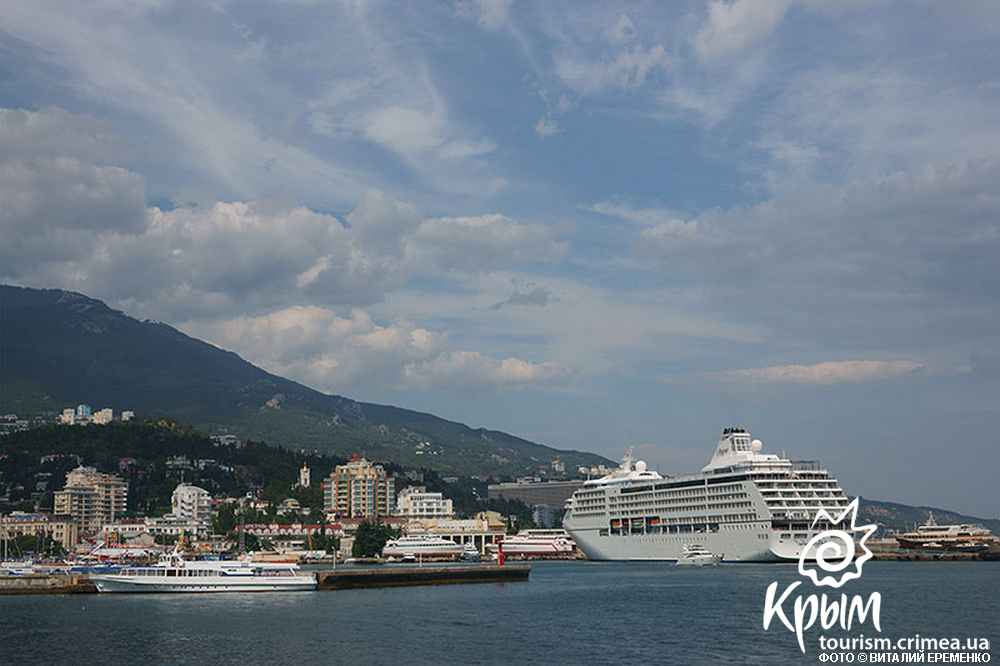 Ялтинский морпорт посетил лайнер Seven Seas Mariner<br /><br />Фото репортера Туристического